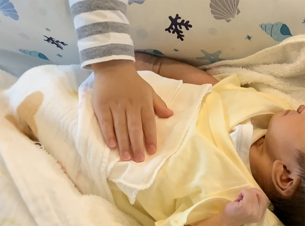 妹を撫でる息子